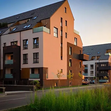 Apartament Adara With Parking -tractoru Coresi