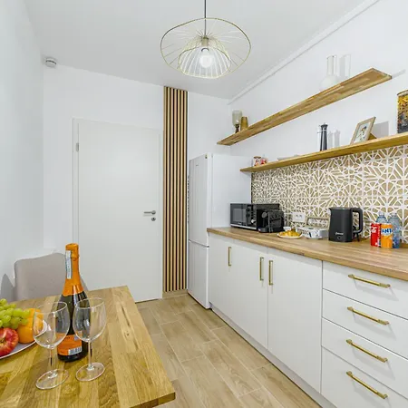 Apartament Adara With Parking -tractoru Coresi *
