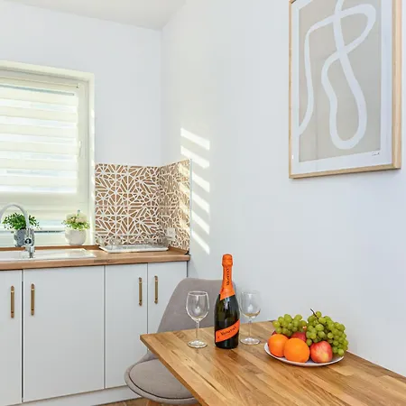 Adara With Parking -tractoru Coresi Apartman Brassó