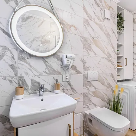 Adara With Parking -tractoru Coresi Apartman