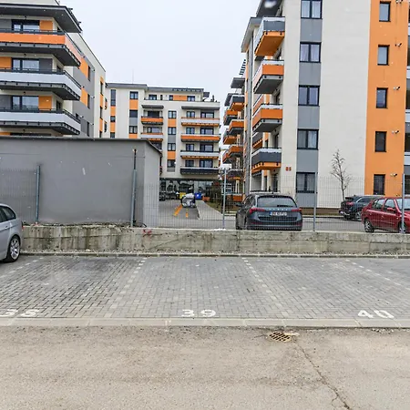 Adara With Parking -tractoru Coresi Apartman *