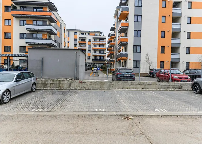 Adara With Parking -tractoru Coresi Apartment *